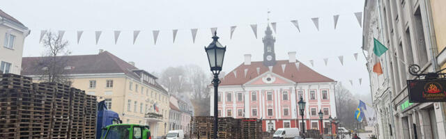 Tartu raekoja platsil algasid uisuväljaku ehitustööd