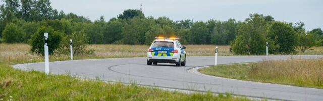Päev liikluses_ motoorratas ja seda peatanud politseiauto sõitsid mõlemad teelt välja