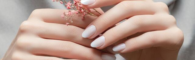 Kuivade küünenahkade kiirabi: maga kinnastega ja kreemita märgi käsi!