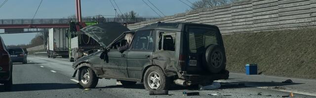 FOTO | Tallinna-Tartu maanteel rullus Land Rover üle katuse