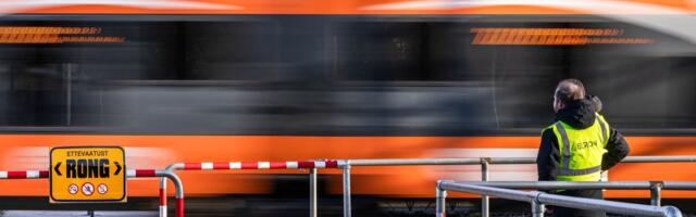 Tartumaal põrkasid kokku rong ja auto. Viimase juht viidi haiglasse