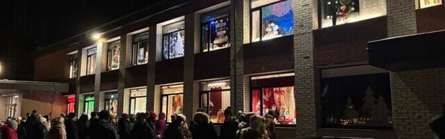 ФОТО: окна Народного дома в Вяэтса вновь стали рождественскими витринами