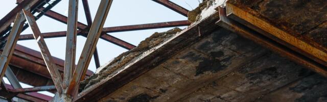 FOTOD | Tallinnas Kristiines pudenes sillalt betoonkamakaid