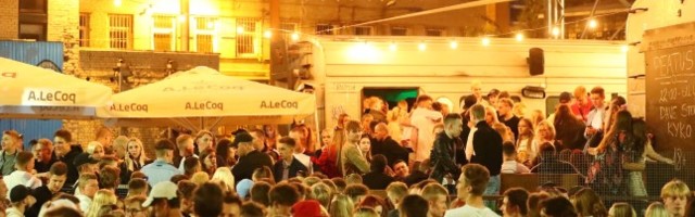 GALERII | Piirangute leevenemine meelitas öisesse Tallinnasse rahvahulgad