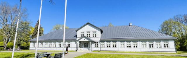 Vald laseb Nõva koolimaja üle värvida