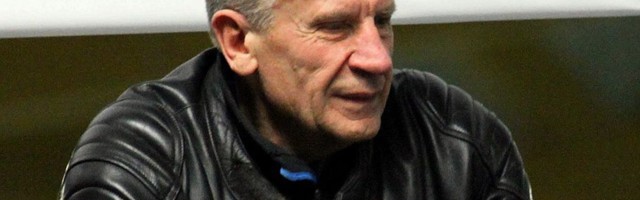 Valeri Kirss kinkis Miss Estonia ajaloolise erakogu Rahvusarhiivile