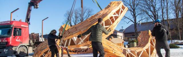 PÄEVA PILT ⟩ Skulptorid toimetasid Vabaduse platsile hiiglasliku mao tükid