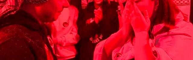 Student iz Novog Pazara zaprosio devojku na Mostu slobode