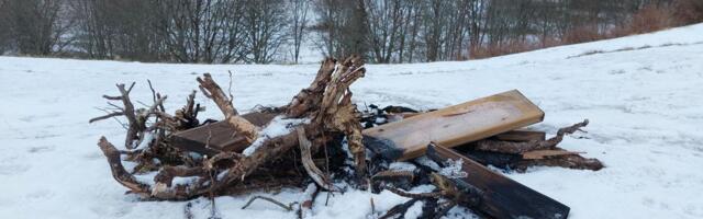 Huligaanid tegid Viljandi lossimägedes lõket kontserdilava küljest rebitud laudadega