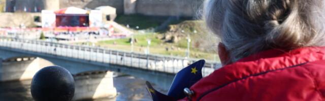 GALERII | Samal ajal, kui Eestis esineb Anne Veski, kogunevad narvakad üle jõe korraldatud kontserti vaatama