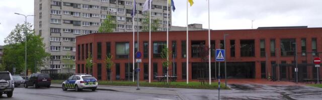 Purjus 36-aastane mees proovis langetada Kohtla-Järve Gümnaasiumi ees lehvivat Ukraina lippu