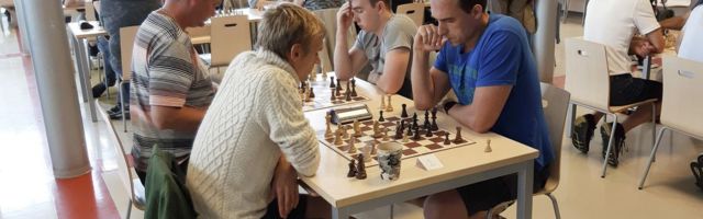 Lev Braschinskyt tuli Viljandisse malemänguga meenutama üle saja maletaja