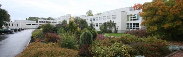 Uus kord võib viia Räpina aianduskooli majandusraskustesse. Direktor_ kaotada tuleks koristajad, ühiselamu või õppeaed