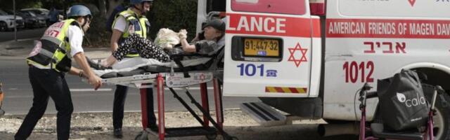 PROJEKTILI POGODILI CENTAR TEL AVIVA, IMA POVREĐENIH: Automobili gore, građani trče u skloništa (VIDEO)