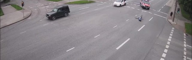 VIDEO | Alkoholijoobes rattur kukkus teed ületades näoli maha
