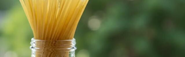 Pane pakk spagette pudelisse – tippkokkade saladus, milleks seda tehakse