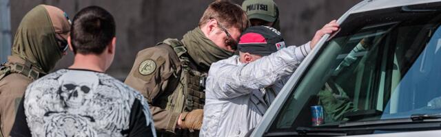 Politsei pidas Narvas kinni mehe, kes rebis Ukraina lipu seda hoidnud noormehelt