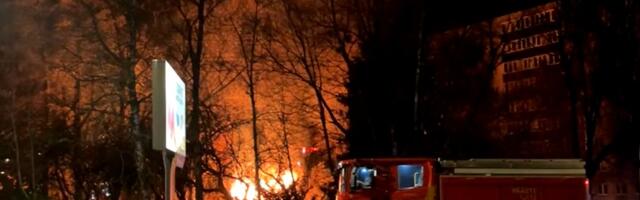 VIDEO | Mustamäel süttis öösel lausleegiga garaaž. Elektriliinid said kahjustada, ohus olid elumaja ja korterelamu