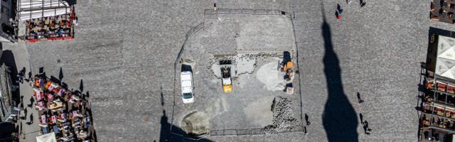 VIDEO ja FOTOD | Tallinna raekoja platsil tasandatakse kivisillutist, probleemsemad kohad jäävad veel tähelepanuta