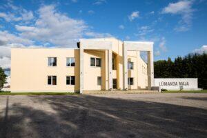 Maal, linnas, tänaval või majas