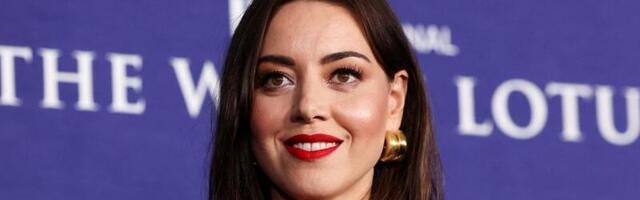 KLÕPS | On see kleit või märkmepaber? Näitleja Aubrey Plaza ilmus Emmy auhinnagalale kummalises rõivastuses