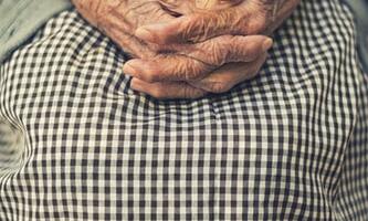 Valitsus kavandab üksi elavatele pensionäridele 200-eurost toetust