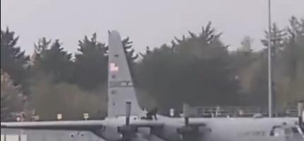 DRAMA U IRSKOJ, MUŠKARAC UPAO NA AERODROM! Pogledajte šta je uradio američkom vojnom avionu (VIDEO)
