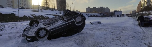 FOTO | Laagna teel maandus sõiduauto Ford Focus katusele