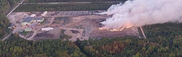 Toila valla prügilapõleng paiskas õhku mürgise suitsupilve, kustutustöö on kestnud kogu öö ja jätkub ka täna