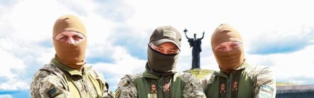 Ukraina sõdurid kannavad mundri osana üha enam rahvarõivaid