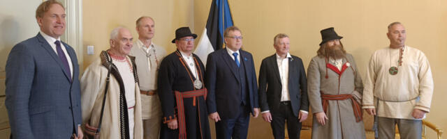 Lõuna-Eesti põliskeelte esindajad andsid Riigikogule üle petitsiooni