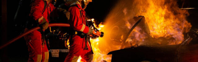 AUTOMOBIL U PLAMENU U CENTRU NOVOG SADA! Vatrogasci na licu mesta! (VIDEO)