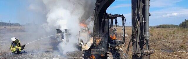 PÄÄSTE | Ekskavaator lahvatas leekidesse