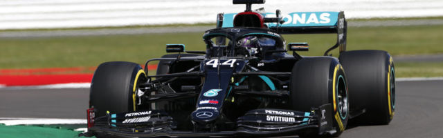 Suurbritannia GP: Hamilton ületas finišijoone katkise rehviga, Bottas langes esikümnest välja, Verstappen teine