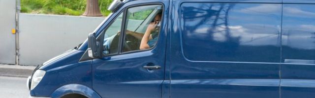 Karmid näited Eesti autojuhtidest rooli taga: filmivaatamine, prae söömine, pallimäng