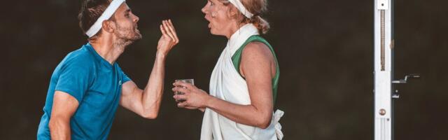 ARVUSTUS | Spordivõistlus abielu paralleelina. Peeter Volkonski kupatab Musta Kasti teatri staadionile ja kastist välja