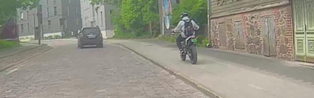 Tartu politseinik murdis käeluu mopeedihuligaani peatades