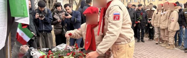 DELFI VOOG | Fotod_ Venemaal toodi koolilapsed Khamenei mälestustseremooniale