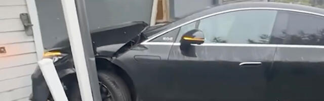 VIDEO: Soomes sõitis Mercedes majja sisse