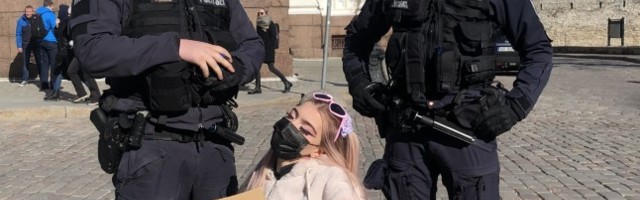 Tiktokker Roosabanaanike olukorrast Toompea protestil: öeldi, et olen loll ja mu maski sees elavad ussid