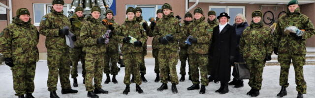 Saartelt pärit sõdurid said kodukandist sooja andvaid kingitusi