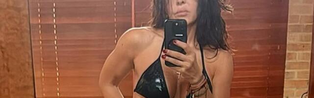 (FOTO) Skinula se Kasandra pa pozirala ispred ogledala: Kad joj vidite stomak neće vam biti dobro