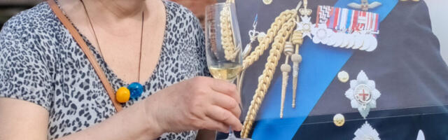 Kuningas on kroonitud. Jumal, kaitse kuningat!