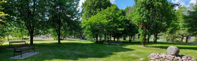 Tartu LV: Küüditatute mälestusmärgi juurde paigaldati pingid