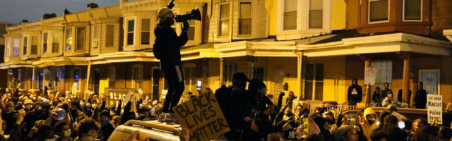 USA-s Philadelphias toimusid teist õhtut rahutused ja rüüstamised mustahalise mehe tapmise tõttu politseinike poolt