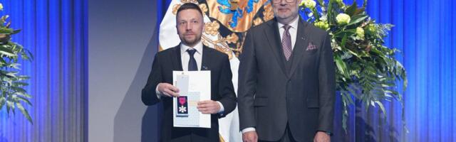 President andis RusDelfi ajakirjanikule Roman Starapopovile üle riikliku autasu