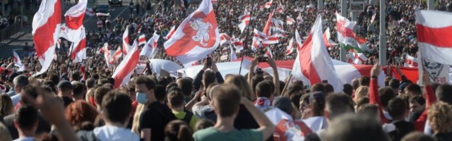 FOTOD | Minskis tuli tänavatele ligi 100 000 inimest, 400 meeleavaldajat peeti kinni
