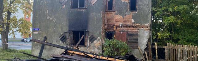 Paides põlenud maja süüdati