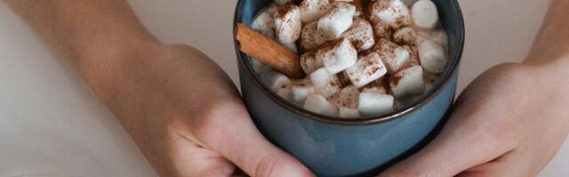 Lõbus üllatusmunast tehtud šokolaadijook vahukommipommiga