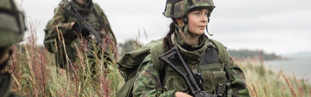 Soomes ahistas meesajateenija kasarmus seksuaalselt naisi, sai karistada